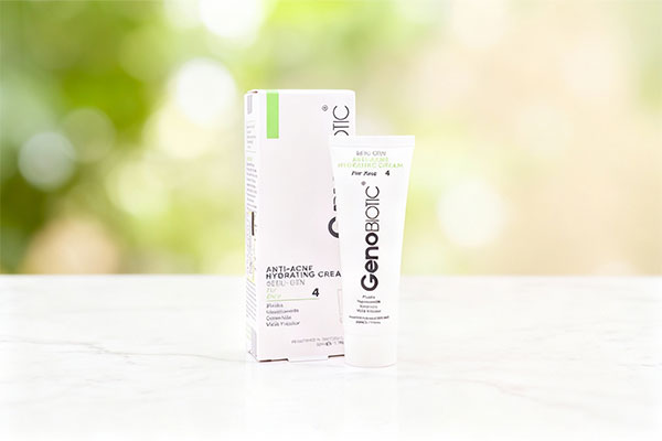 کرم آبرسان ضد آکنه ژنوبایوتیک سبوژن 4 روی سطح سفید